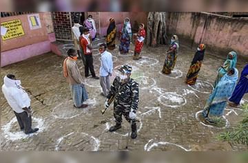 Bihar Election 2020 : तोंडाला मास्क, हातात ग्लोव्हज, बिहार निवडणुकीच्या मतदानाचे काही फोटो