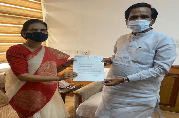 व्यापाऱ्यांना कांद्याच्या साठवणूक क्षमतेत वाढ करु द्यावी, भाजप खासदार डॉ. भारती पवार यांची मागणी व्यापाऱ्यांना कांद्याच्या साठवणूक क्षमतेत वाढ करु द्यावी, भाजप खासदार डॉ. भारती पवार यांची मागणी