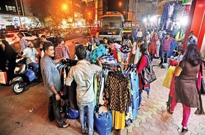 आई जेवू घालीना, बाप भीक मागू देई ना... पालिकेच्या दुटप्पी धोरणामुळे फेरीवाल्यांचे हाल