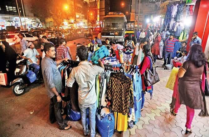 आई जेवू घालीना, बाप भीक मागू देई ना... पालिकेच्या दुटप्पी धोरणामुळे फेरीवाल्यांचे हाल
