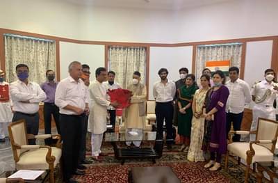 हमे महाराष्ट्र मे आके एक साल हुआ, लेकीन हमें महाराष्ट्र के राज के दर्शन नही हुए, राज भेटीत राज्यपालांकडून स्वागत