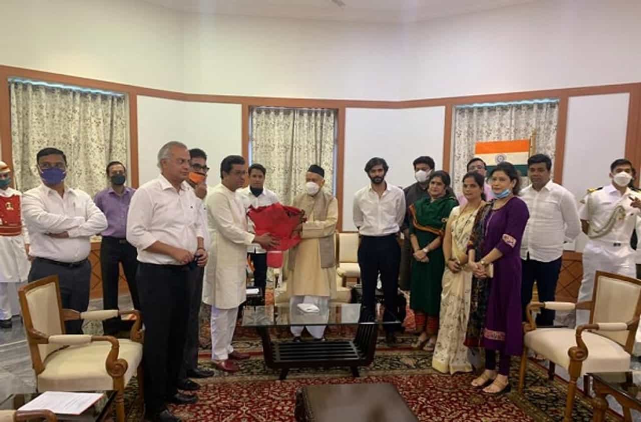 हमे महाराष्ट्र मे आके एक साल हुआ, लेकीन हमें महाराष्ट्र के राज के दर्शन नही हुए, राज भेटीत राज्यपालांकडून स्वागत