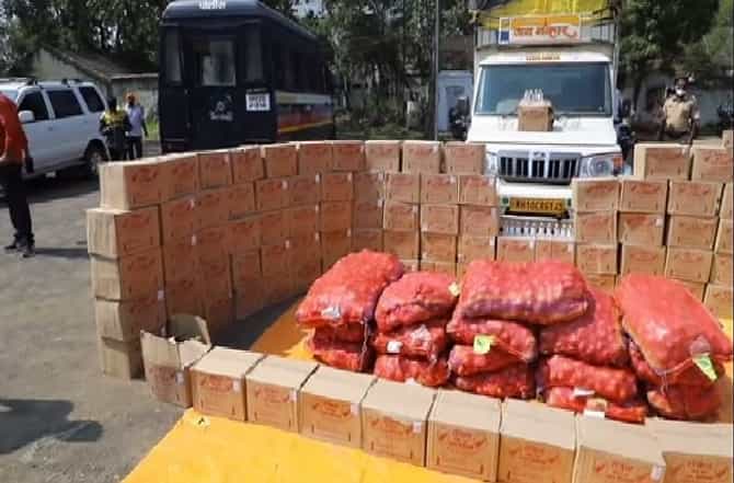 कांद्याखालून दारु तस्करी, 12 हजार दारुच्या बाटल्यांसह 12 लाखांचा मुद्देमाल जप्त, हिंगणघाट पोलिसांची मोठी कारवाई