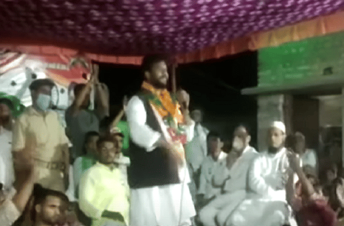 VIDEO : कुणाला कधी खाली पाडायचं, जनतेला चांगलं ठाऊक, उमेदवाराच्या भाषणादरम्यानच स्टेज कोसळला