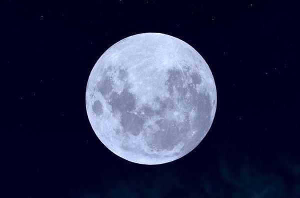 मासिक कॅलेंडरनुसार जेव्हा 1 आणि 31 ऑक्टोबर 2020 रोजी पौर्णिमा असेल तेव्हा पूर्ण चंद्र दिसेल. ऑक्टोबरच्या महिन्यात दोन पौर्णिमा निश्चित येतात. मात्र यामध्ये दुसऱ्या पौर्णिमेला म्हणजेच 31 ऑक्टोबरला पूर्ण चंद्र हा 'ब्ल्यू मून'च्या रुपात दिसेल. 