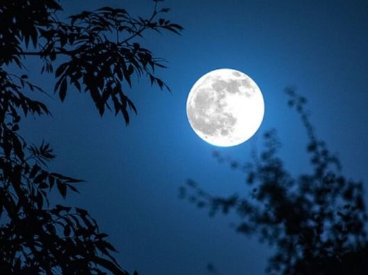 Raksha Bandhan and Blue Moon : रक्षाबंधनाला आज ब्लू मूनचा योग; नेमका चंद्र कसा दिसणार? वैज्ञानिक कारण समजून घ्या