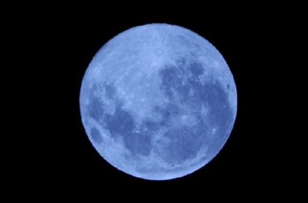 चंद्रचा महिन्याचा कालावधी हा 29.531 दिवसांचा असतो. म्हणजेच 29 दिवस, 12 तास, 44 मिनिटे आणि 38 सेकंद. म्हणून एका महिन्यात दोनवेळा पौर्णिमा येण्यासाठी त्या महिन्याच्या पहिल्या किंवा दुसऱ्या तारखेला पौर्णिमा यायला हवी. हेच 31 ऑक्टोबरला होत आहे. 