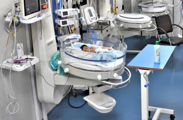 तिळ्यांचा आईसोबत कोरोनाशी लढा, तिघांचाही रिपोर्ट निगेटिव्ह