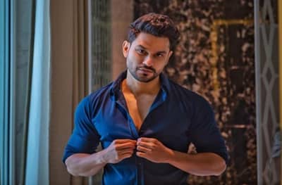 Photos | कुणाल खेमुचा खास टायगर टॅटू, तब्बल 30 तासांनी काढून पूर्ण