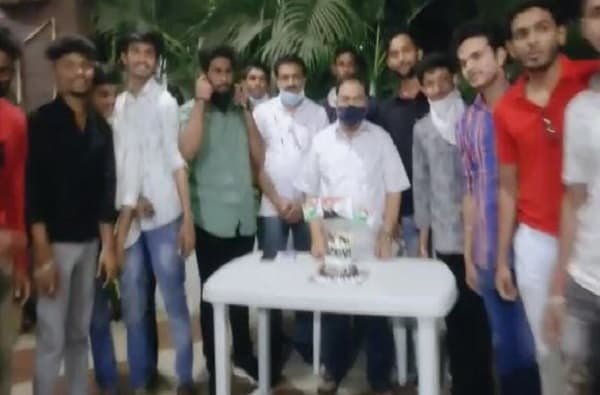 ताकद दाखवण्यास सुरुवात, भाजपच्या बैठकीपेक्षा खडसेंच्या सत्काराला गर्दी