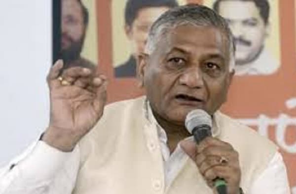 अशा लोकांना जोड्यानं बडवलं पाहिजे; पाकच्या कबुलीनाम्यानंतर व्ही. के. सिंह कडाडले