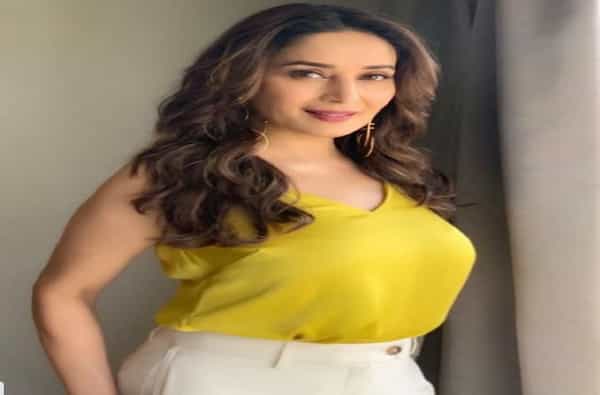 बॉलिवूडची धकधक गर्ल अभिनेत्री माधुरी दीक्षित सध्या सोशल मीडियावर चांगलीच अॅक्टिव्ह असते.