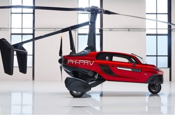 डच कंपनी PAL ने (पर्सनल एयर लँड व्हेईकल) कमर्शियल Flying Car PAL-V Liberty ची घोषणा केली आहे. युरोप सरकारने ही कार चालवण्याची परवानगी दिली आहे. ही कार बनवणाऱ्या कंपनीने दावा केला आहे की, ही जगातली पहिली फ्लाईंग कार आहे. 