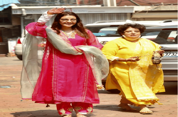 काजलसोबत यावेळी तिची आईसुद्धा पिवळ्या रंगाच्या ड्रेसमध्ये दिसली. काजलच्या आईनेदेखील माध्यमांचे तसेच आपल्या मुलीच्या चाहत्यांचे आभार मानले.
