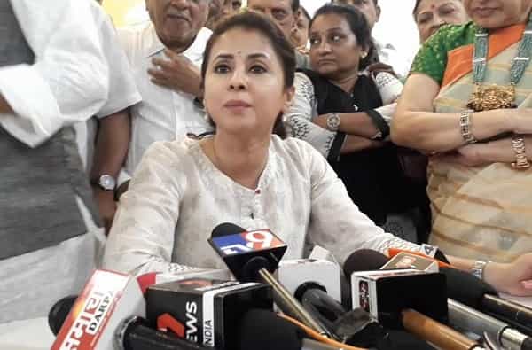 अभिनेत्री उर्मिला मातोंडकर राजकारणातील सेकंड इनिंग सुरू करणार आहे. शिवसेनेने दिलेला विधान परिषदेचा प्रस्ताव त्यांनी स्वीकारल्याची माहिती आहे.