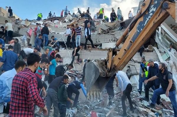 तुर्कीत शक्तिशाली भूकंप, इमारती पत्त्यासारख्या कोसळल्या, शेकडो लोक ढिगाऱ्याखाली अडकल्याची भीती