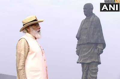Statue of Unity | राष्ट्रीय एकता दिनानिमित्त मोदींची स्टॅच्यू ऑफ युनिटीला भेट; सरदार पटेलांना अभिवादन!