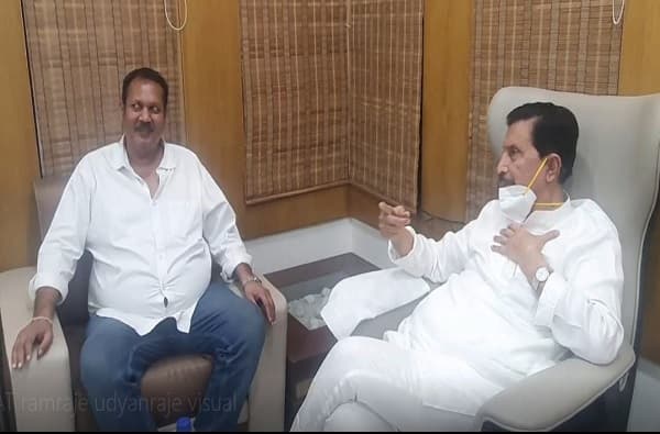 उदयनराजे आणि रामराजे यांच्यातला अबोला अखेर संपला, साताऱ्यात दोघांच्या मनसोक्त गप्पा