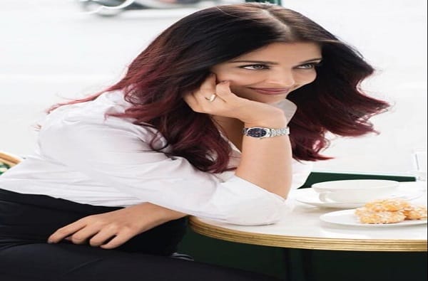 सोशल मीडियावरुन मिळत असलेल्या शुभेच्छांवरुन तिच्या चाहत्यांचं तिच्यावर असलेलं प्रेम दर्शवत आहेत.