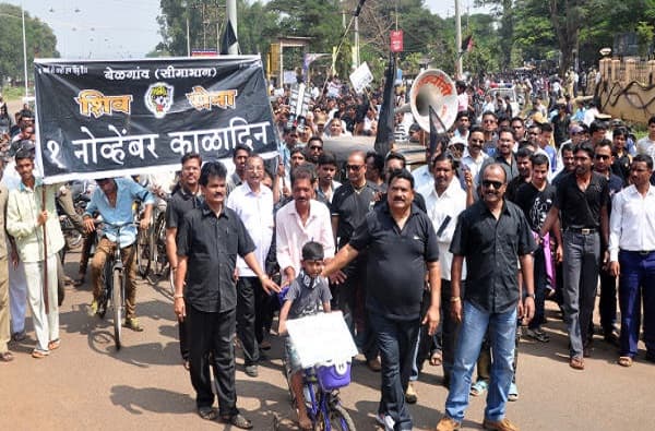 कानडी पोलिसांचा आदेश झुगारत मराठी बांधव काळा दिन साजरा करण्यासाठी एकत्र, कर्नाटक सरकारच्या दडपशाहीचा निषेध