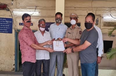 रेल्वे ट्रॅकवरुन चालताना लूट, तरुणाला आठ वर्षांनी दागिने परत मिळाले