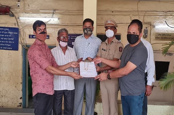 रेल्वे ट्रॅकवरुन चालताना लूट, तरुणाला आठ वर्षांनी दागिने परत मिळाले