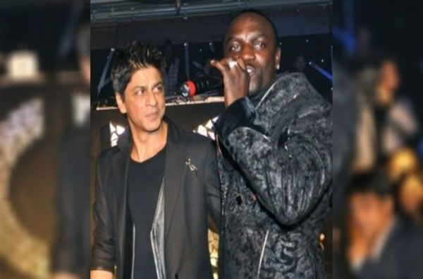 प्रसिद्ध गायक अकॉनने शाहरुख खानसाठी अनुभव सिन्हा यांच्या ‘रा-वन’ चित्रपटात ‘छम्मक छल्लो’ हे गाणे गायले होते.