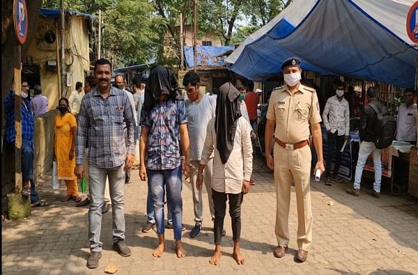 चोरट्यांनी भर रस्त्यात बेदम मारहाण करत लुटलं, पोलिसांनी निळ्या रंगाच्या शर्टावरुन चोरांना पकडलं