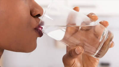 तंदुरुस्त राहण्यासाठी अति पाण्याचे सेवन ठरु शकते घातक, होऊ शकतात या गंभीर समस्या