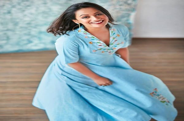 तिच्या कवितांनी ती सगळ्यांना भूरळ पाडत असते. तिने सादर केलेल्या कवितांचे अनेक चाहते आहेत.