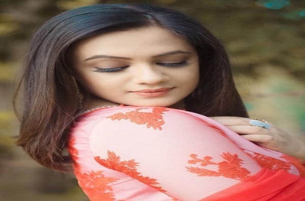 मराठमोळी स्पृहा जोशी उत्तम अभिनेत्री आणि सुत्रसंचालक तर आहेच मात्र सोबतच ती उत्तम कवयित्रीसुद्धा आहे.