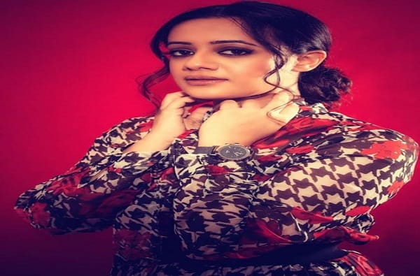 या युट्यूब चॅनलच्या माध्यमातून स्पृहा चाहत्यांसाठी स्वत:च्या आणि नामवंत कविंच्या कविता सादर करत असते. सोबतच ती या चॅनलवरुन चाहत्यांशी संवादही साधत असते. 