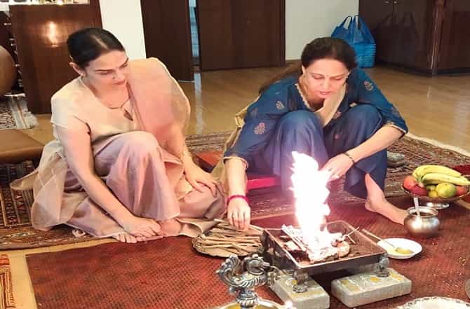 PHOTO : ईशाचा 39 वा वाढदिवस! देओल कुटुंबात आनंदीआनंद, हेमा मालिनींकडून फोटो शेअर