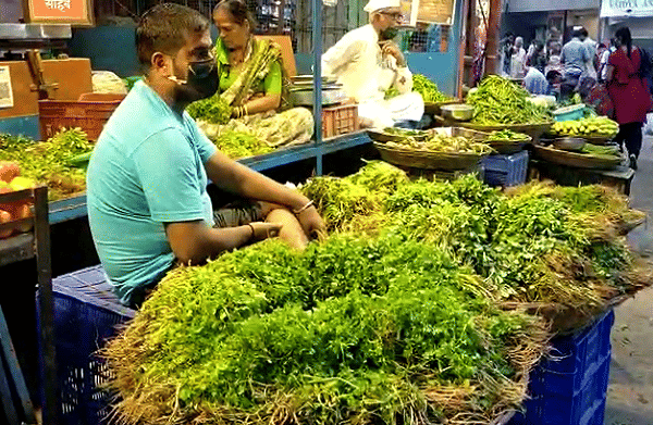 किरकोळ बाजारात भाजी विक्रेत्यांकडून ग्राहकांची लूट, पावसाचे कारण पुढे करत दर वाढवले