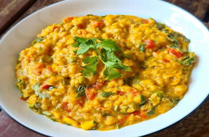 Food | भारतीय आहारात पूर्णान्न ‘खिचडी’ला विशेष महत्त्व, वाचा खिचडी खाण्याचे फायदे!