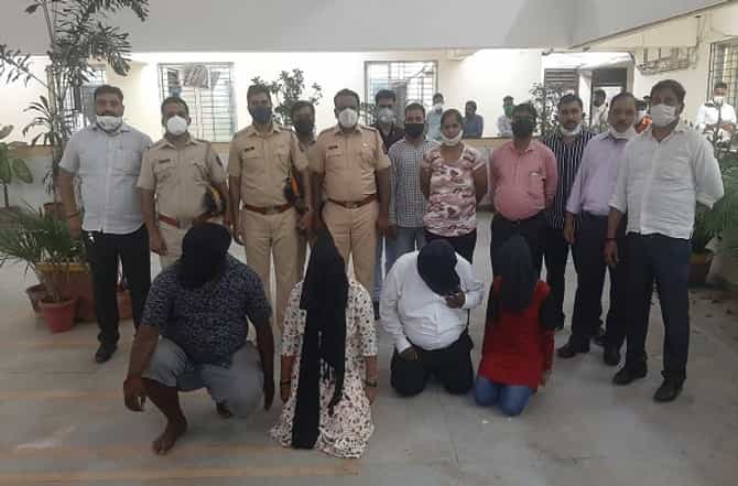 फुटपाथवर झोपलेल्या कुटुंबातील बाळाची चोरी; अवघ्या चार तासात चौघांना अटक