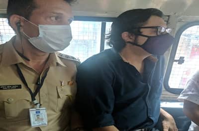 अर्णव गोस्वामींसह इतरांची रवानगी अलिबागमधील नगरपालिका शाळेत, कोरोनाच्या पार्श्वभूमीवर निर्णय