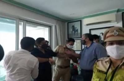 अर्णवच्या पत्नी आणि मुलाविरोधातही गुन्हा दाखल; सरकारी कामात अडथळा आणल्याचा आरोप