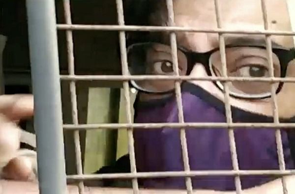 अर्णव गोस्वीमांना फोन पुरवणारे 2 कर्मचारी निलंबित, अलिबाग तुरुंग प्रशासनाची कारवाई