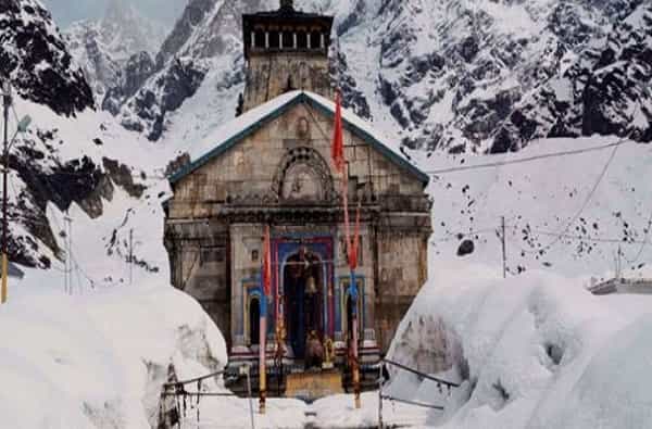 उत्तर भारतात कडाक्याची थंडी पडायला सुरुवात झाली आहे. सोबतच उत्तराखंडमधील पर्वतसुद्धा बर्फमय झाले आहेत.