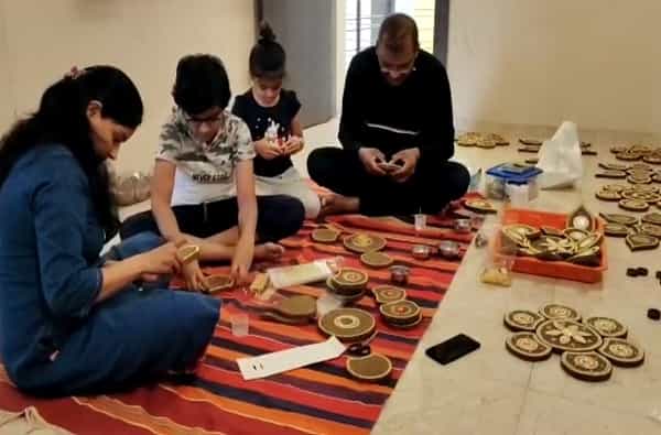 दिवाळीच्या पार्श्वभूमिवर सध्या बाजारपेठ्या सजल्या आहेत. पण यात अनेकदा भेसळयुक्त वस्तू विकल्या जातात. पण नाशिकच्या शहा कुटुंबाने एक उत्तम कलाकृती सादर केली आहे.