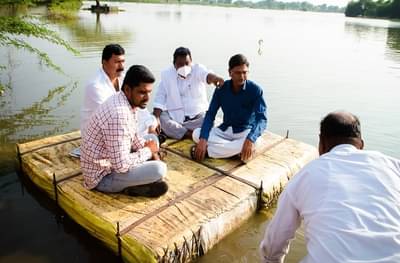 चप्पूवरून प्रवास करताना तिघांचा मृत्यू, त्याच चप्पूवरुन प्रवास करून आमदार धस यांचा कुटुंबाला धीर