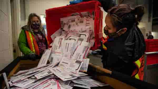 US election 2020 : हँड सॅनिटायझरमुळे अमेरिकेच्या निवडणुकीत बॅलेट स्कॅनर झालं जाम, तासभर मतदान रखडलं
