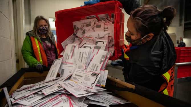 US election 2020 : हँड सॅनिटायझरमुळे अमेरिकेच्या निवडणुकीत बॅलेट स्कॅनर झालं जाम, तासभर मतदान रखडलं