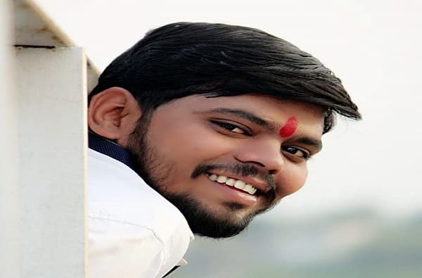 आधी लाथाबुक्क्यांनी मारहाण, नंतर चाकूने वार, जळगावात माजी महापौराच्या मुलाची निर्घृण हत्या
