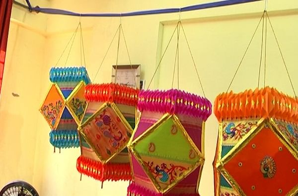 Diwali 2020 : 'पदरावर झळकणारा मोर' आता दारावर, दिवाळीसाठी 'पैठणी कंदील' सज्ज
