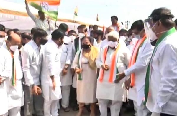 केंद्रातील भाजप सरकारने आणलेल्या कृषी कायद्यांविरोधात कोल्हापूर जिल्हा काँग्रेसच्या वतीने 'ट्रॅक्टर रॅली'चं आयोजन करण्यात आलंय.