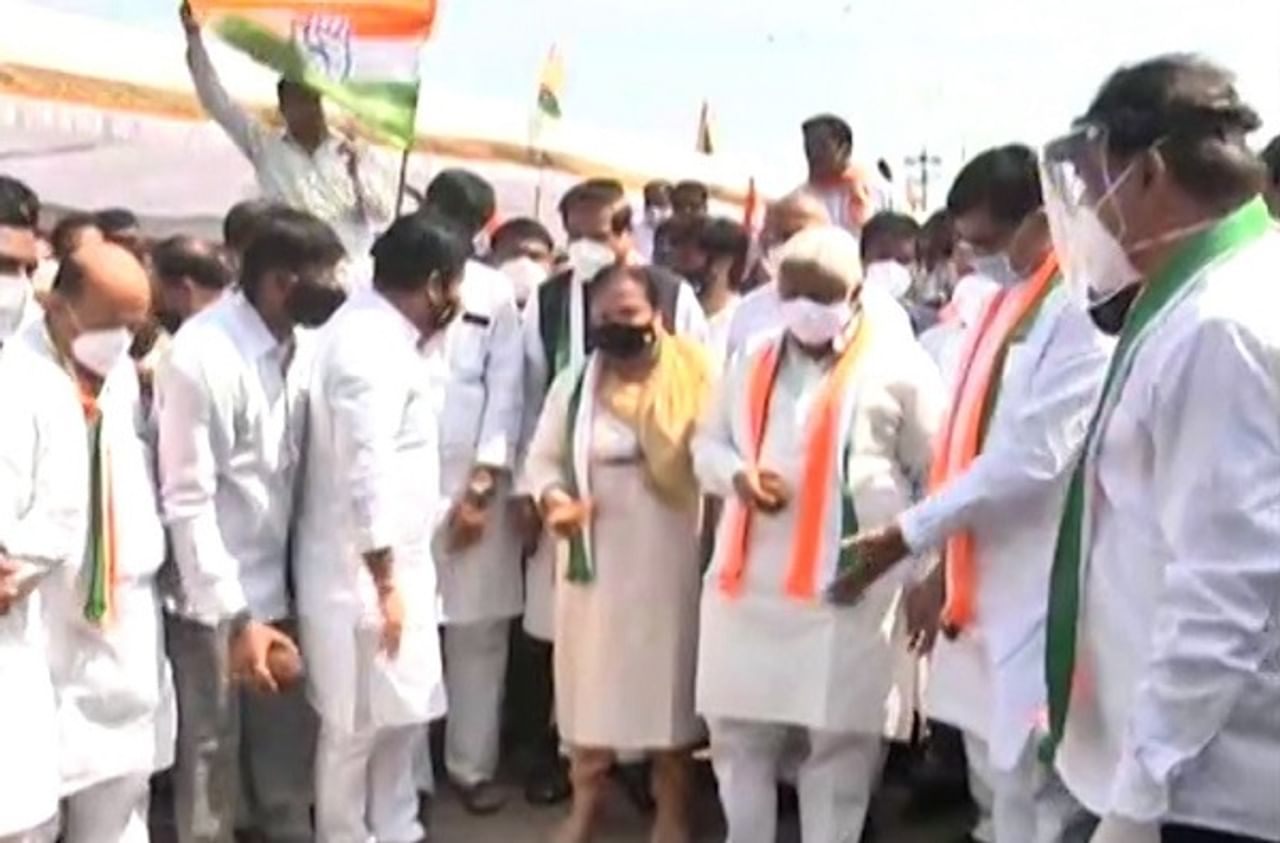 केंद्रातील भाजप सरकारने आणलेल्या कृषी कायद्यांविरोधात कोल्हापूर जिल्हा काँग्रेसच्या वतीने 'ट्रॅक्टर रॅली'चं आयोजन करण्यात आलंय.