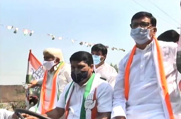 'ट्रॅक्टर रॅली'चं नेतृत्व गृहराज्यमंत्री सतेज पाटील यांनी केलं.यावेळी त्यांनी स्वत: ट्रॅक्टर चालवला.