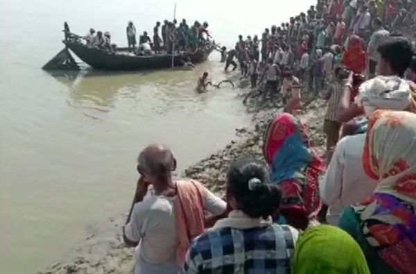 बिहारमध्ये गंगा नदीत मोठी दुर्घटना, 100 प्रवाशांनी भरलेली बोट उलटली, अनेक जण बेपत्ता
